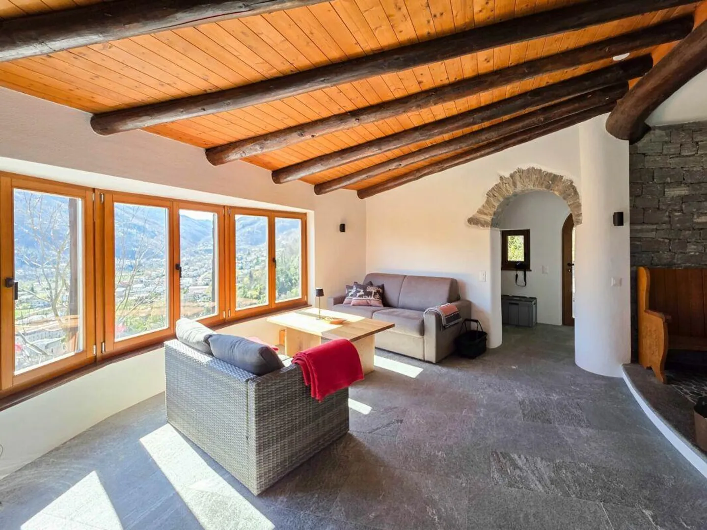 Villetta ticinese ristrutturata con 4½ camere in posizione assolutamente isolata ... - Foto 6 di 23