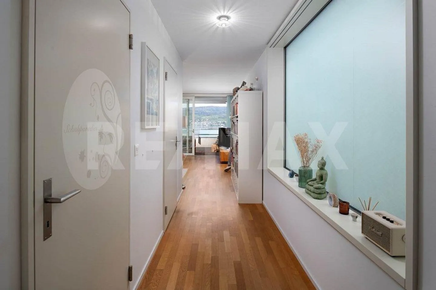 Design incontra la posizione - Appartamento Minergie di 3,5 stanze con vista lago e due loggie - Foto 2 di 13