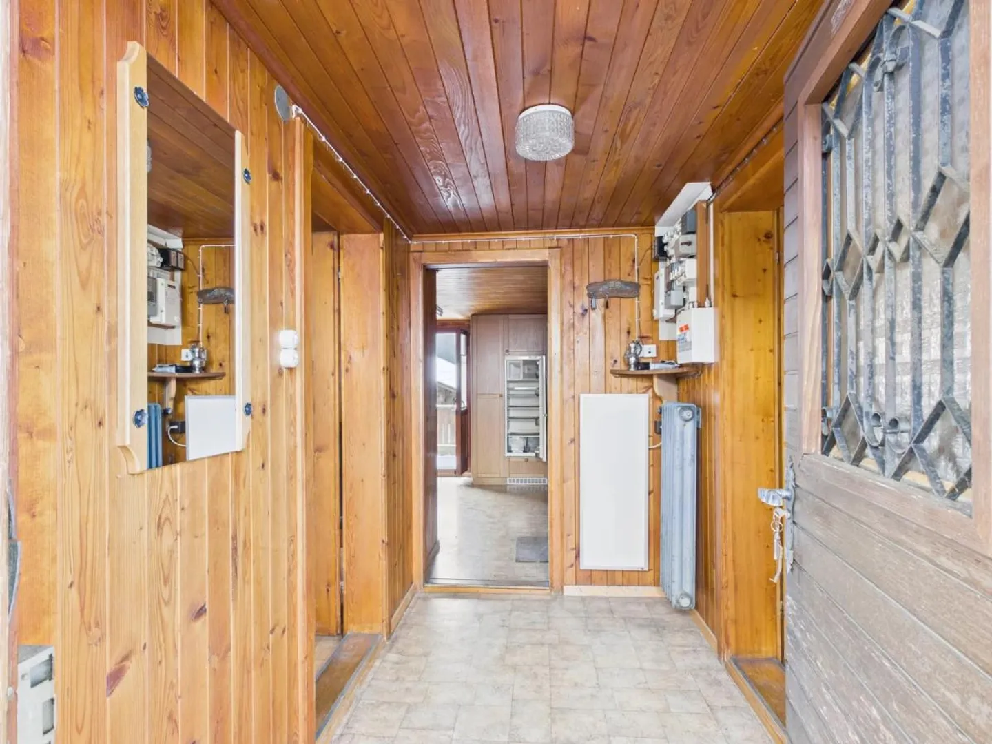 Two-family house in need of renovation in Grengiols - Photo 3 of 10