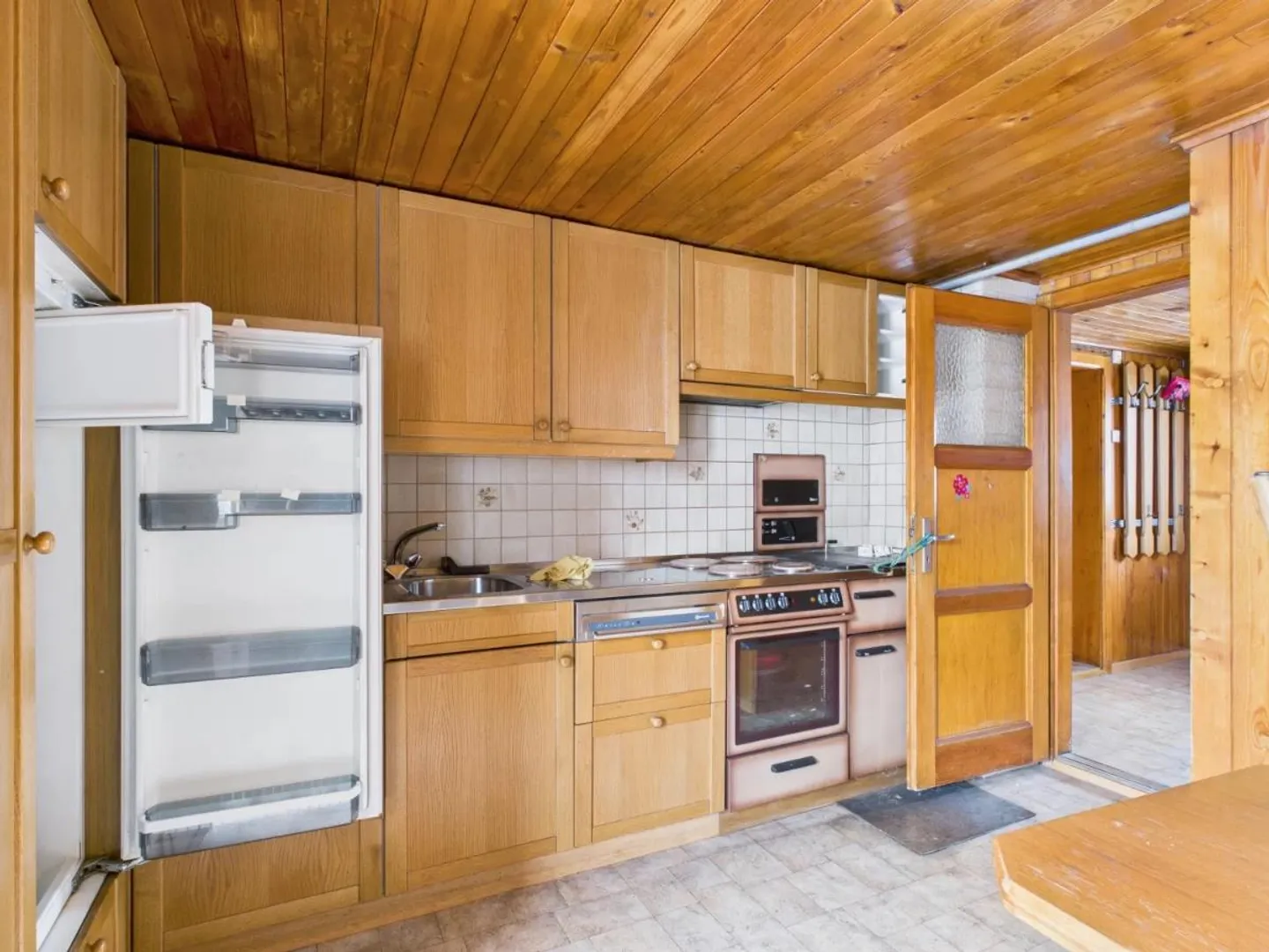 Two-family house in need of renovation in Grengiols - Photo 5 of 10