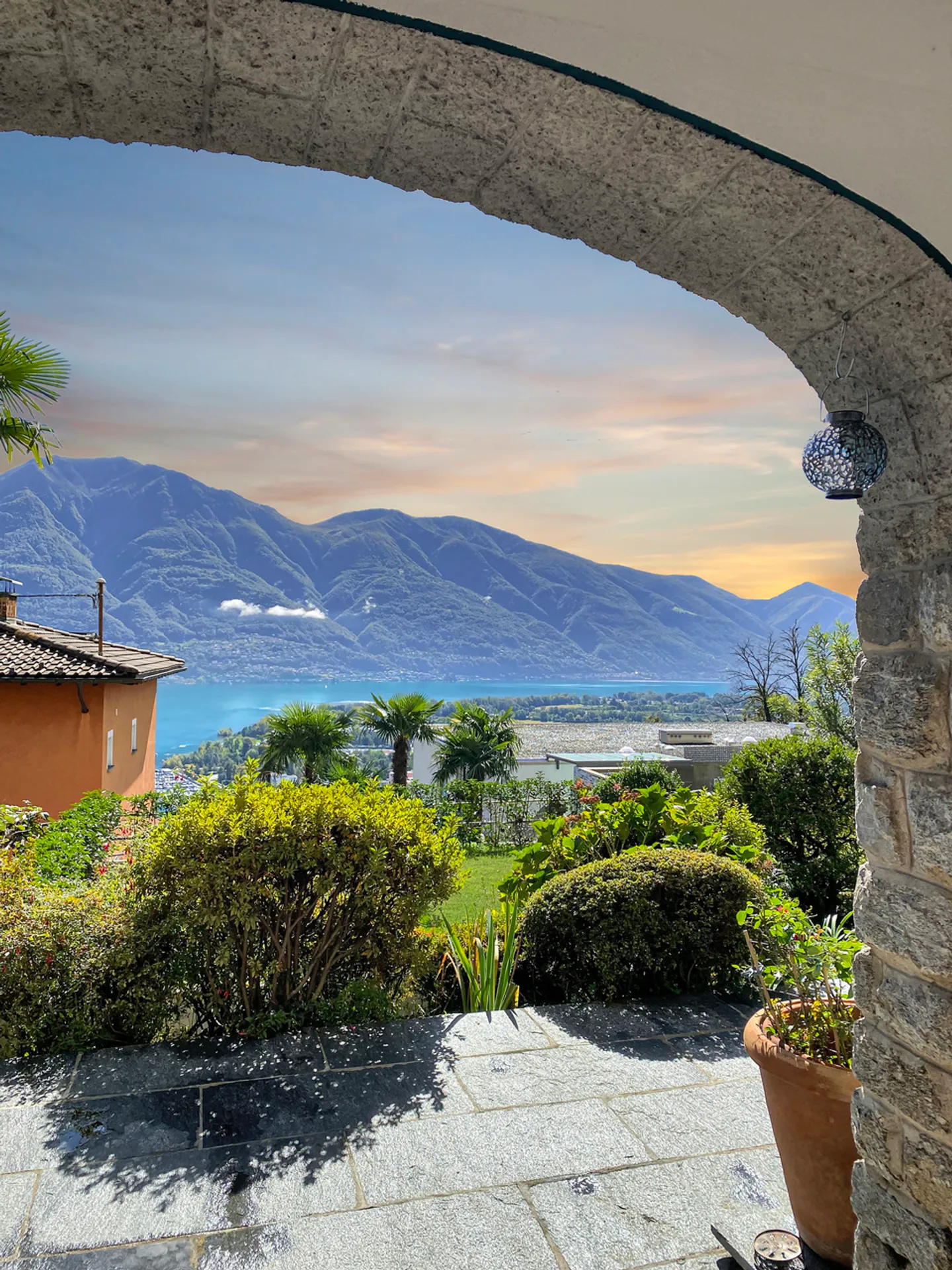 Besonderes Raumkonzept im Tessiner Haus mit Garten und Seesicht - Foto 1 di 19