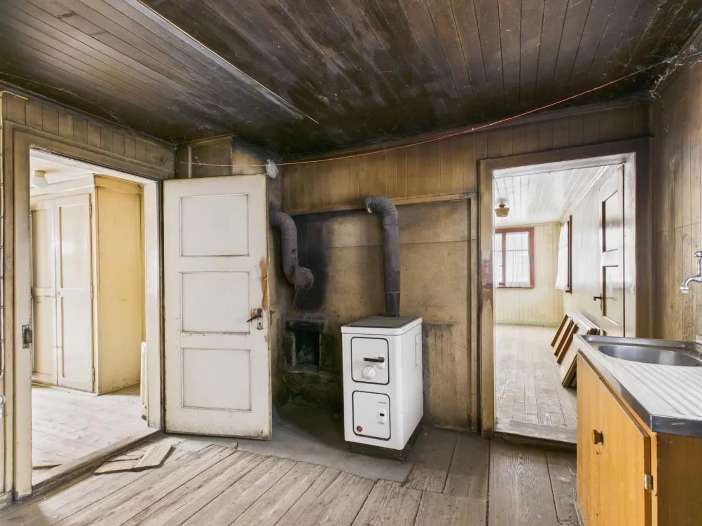 Two-family house in need of renovation in Grengiols - Photo 9 of 10