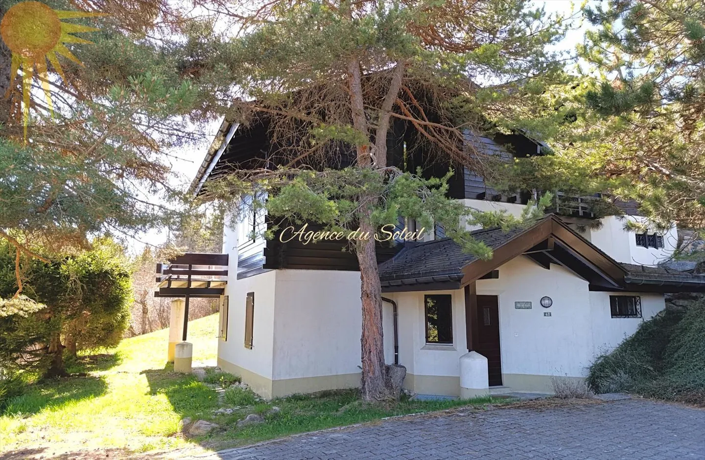 Ideal for a family, this beautiful and spacious chalet, 5 minutes by car from the center of the station! - Photo 1 of 13