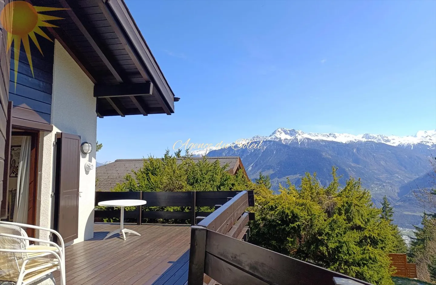 Ideal for a family, this beautiful and spacious chalet, 5 minutes by car from the center of the station! - Photo 2 of 13