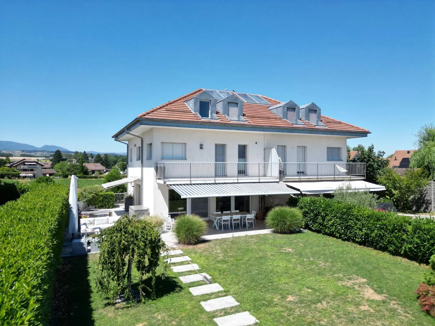 Villa semi-détachée élégante avec vue panoramique sur le lac et les Alpes - Photo 1 sur 13