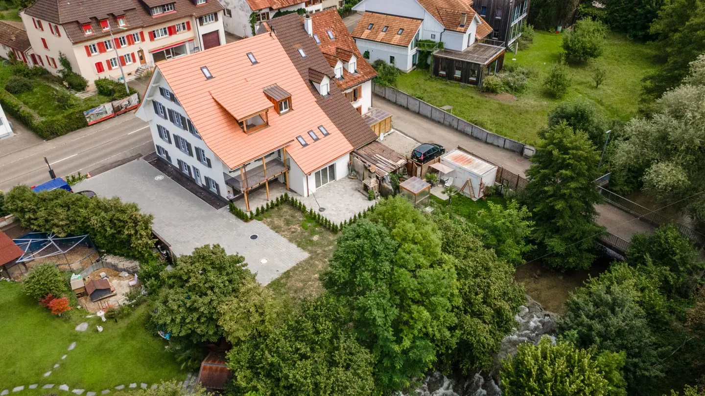 Appartamento giardino 4.5 stanze, 106 m² di superficie abitabile + 61 m² di patio presso l'Ergolz - Foto 1 di 11