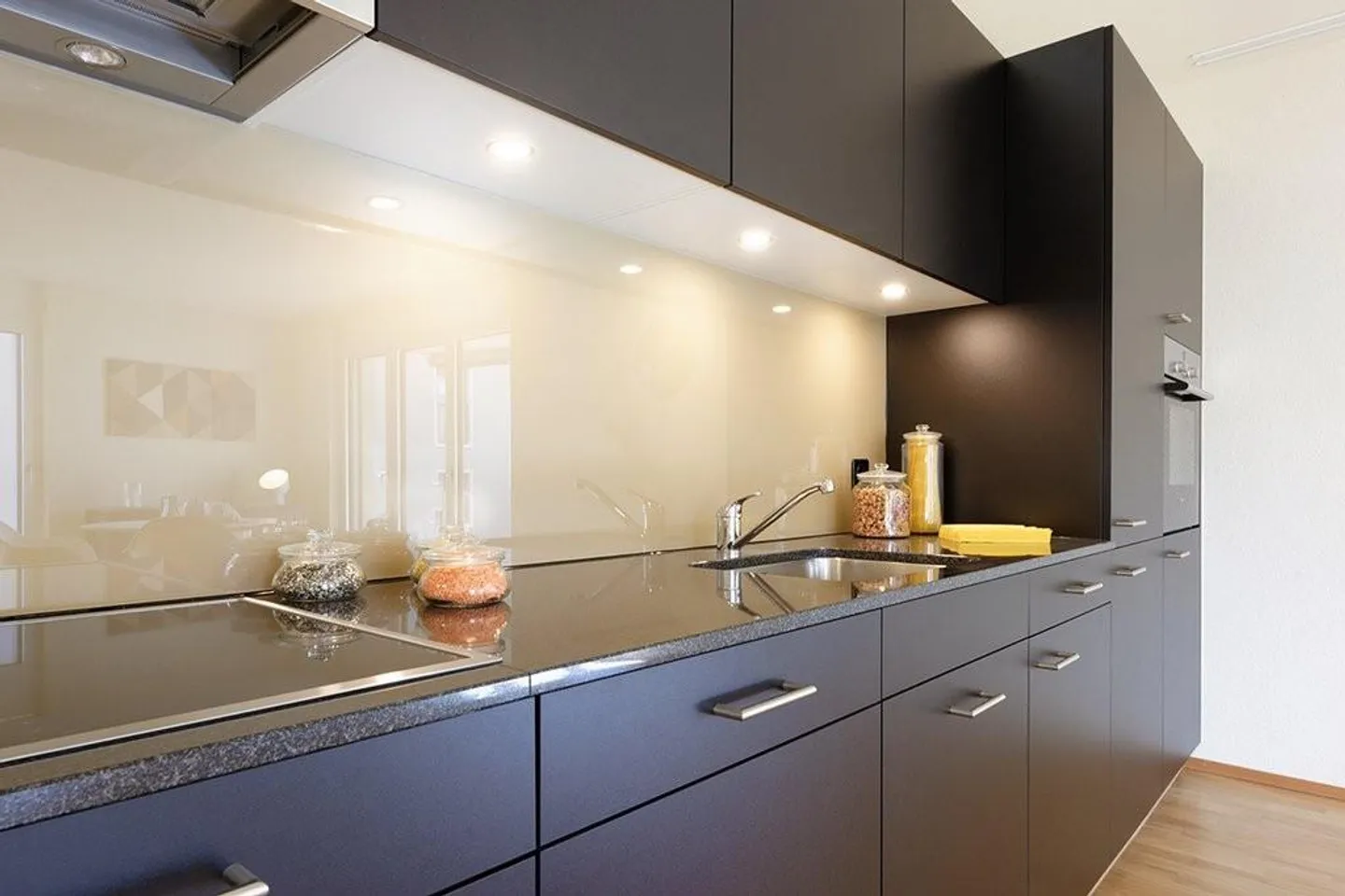 Gorgeous modern apartment - Photo 2 of 6