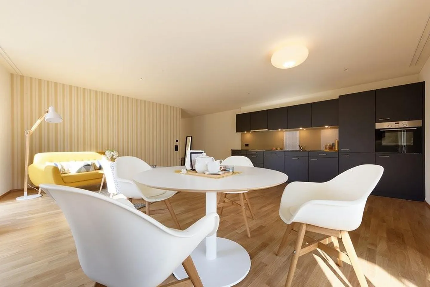 Gorgeous modern apartment - Photo 3 of 6