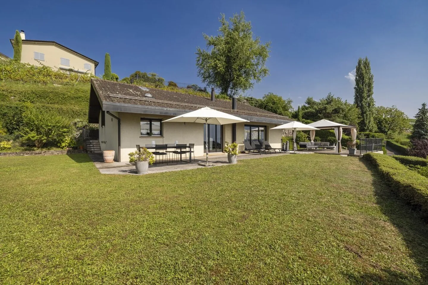 Stunning individual villa with beautiful lake view - Photo 1 of 13