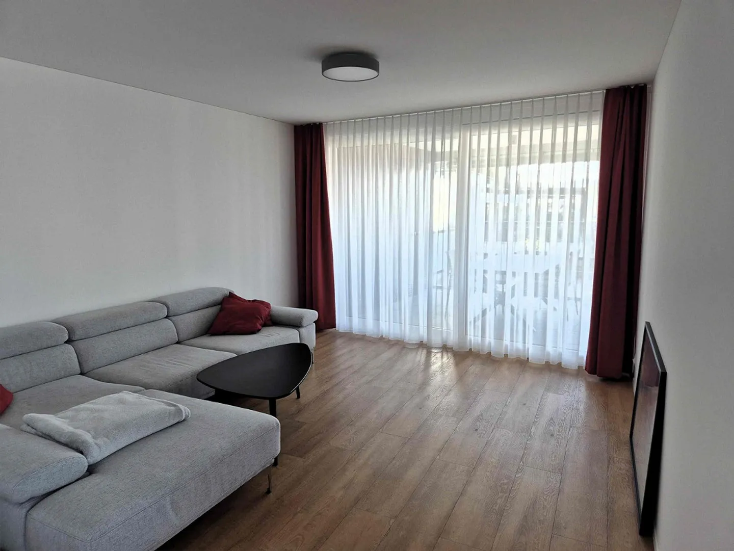 Moderno e ampio appartamento di 3,5 stanze con vista lago - Foto 3 di 8