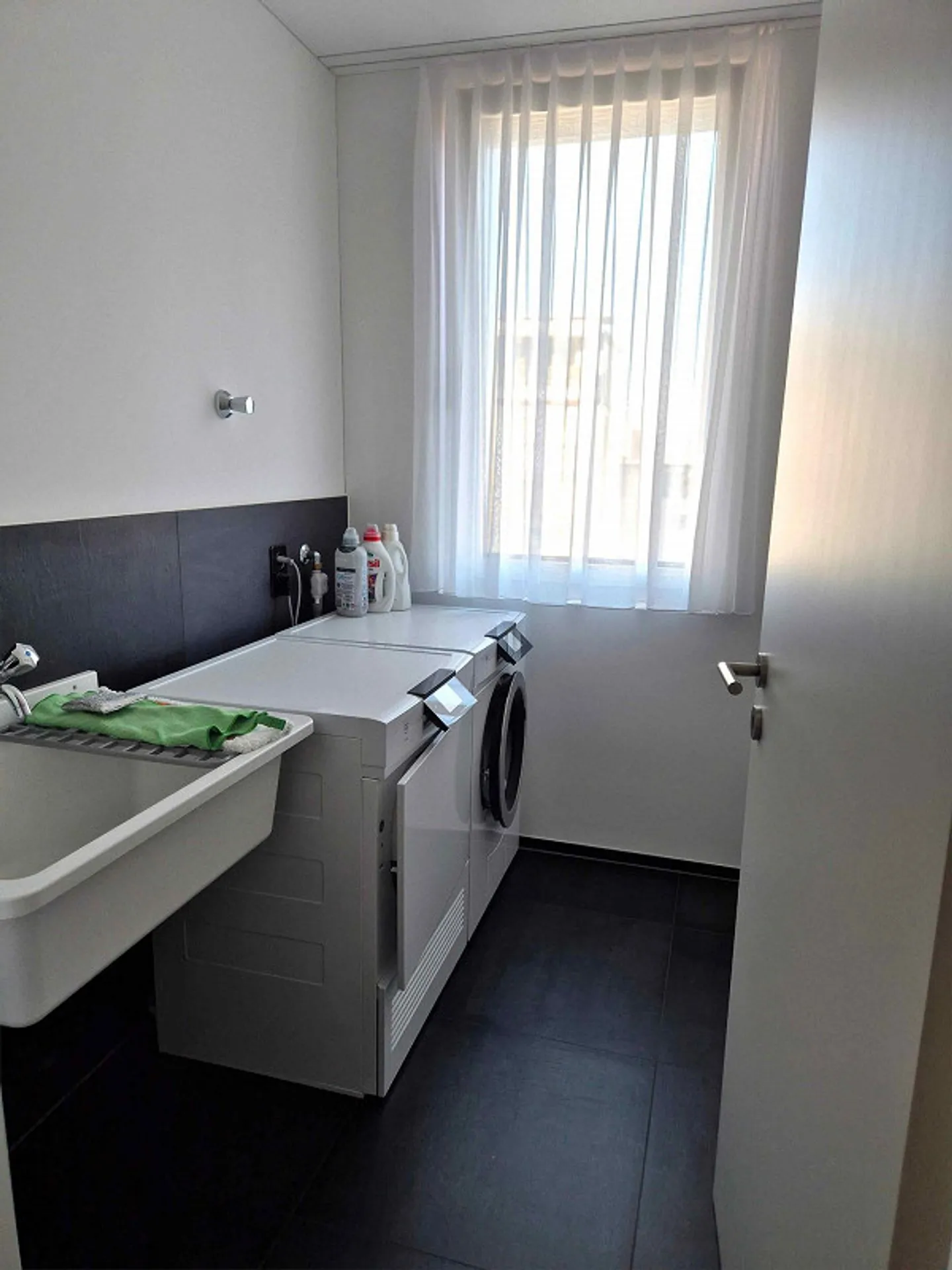 Moderno e ampio appartamento di 3,5 stanze con vista lago - Foto 8 di 8