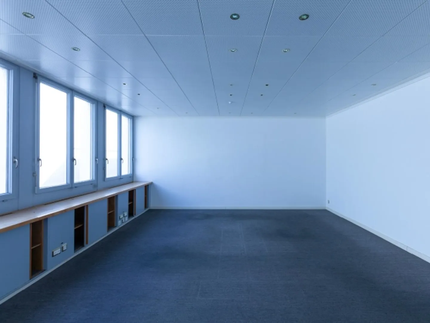 Lavorare in armonia tra il fascino industriale e l'idillio naturale - Foto 1 di 4