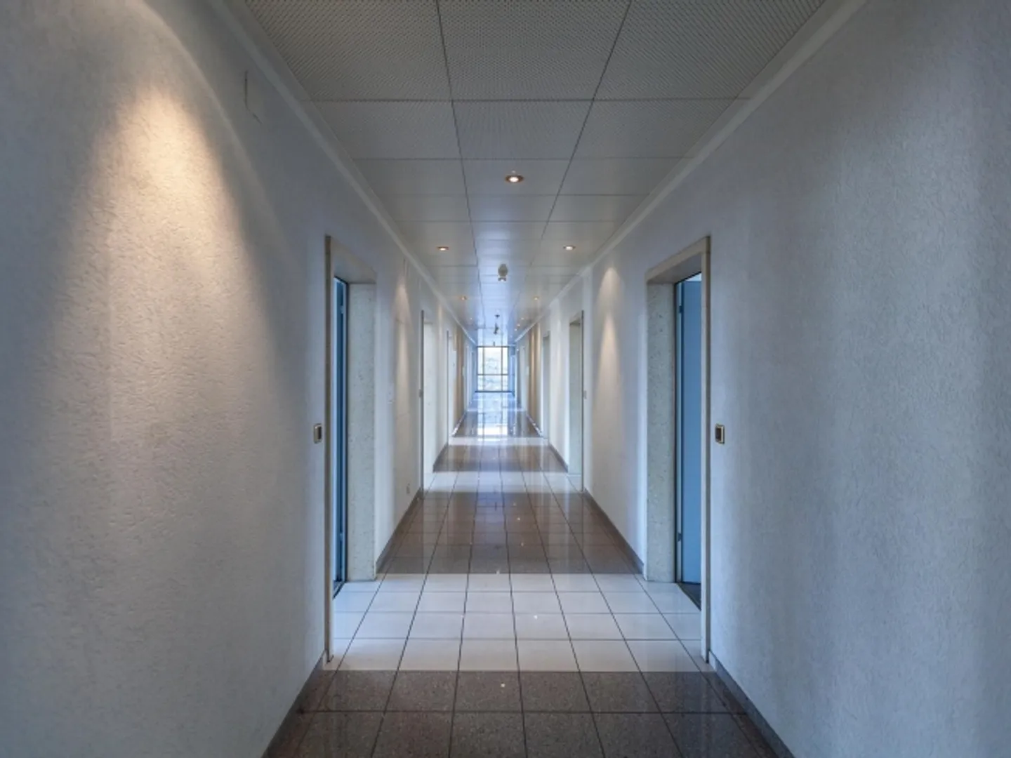 Lavorare in armonia tra il fascino industriale e l'idillio naturale - Foto 3 di 4