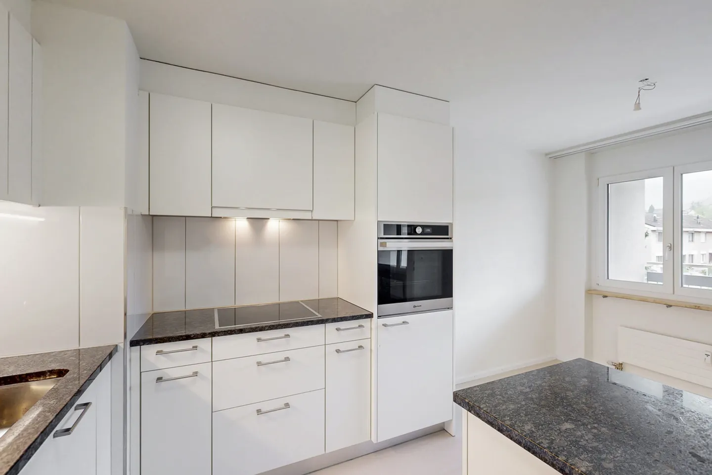 Appartamento luminoso con balcone - Foto 3 di 11