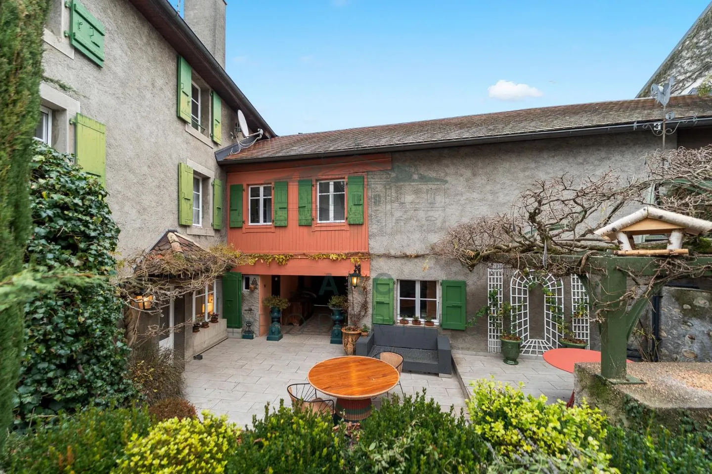 HERMANCE - MAGNIFIQUE MAISON DE VILLAGE AVEC PISCINE - Photo 1 sur 6