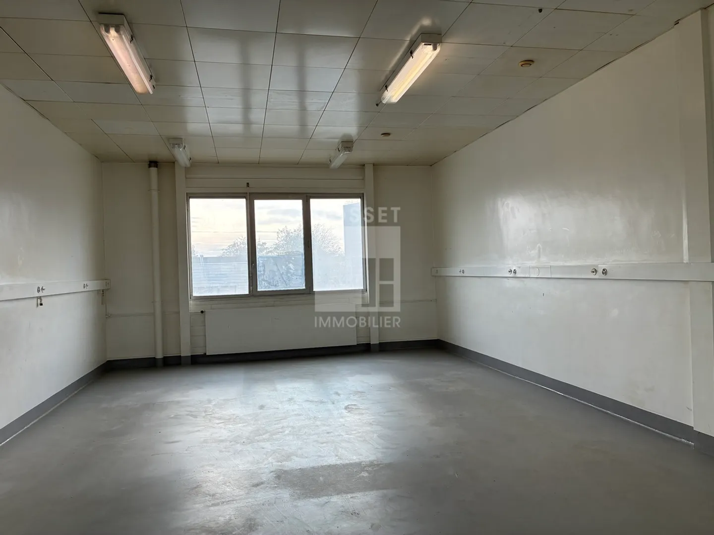 Bureaux / atelier d'environ 46 m² au 1er étage - Photo 2 sur 3