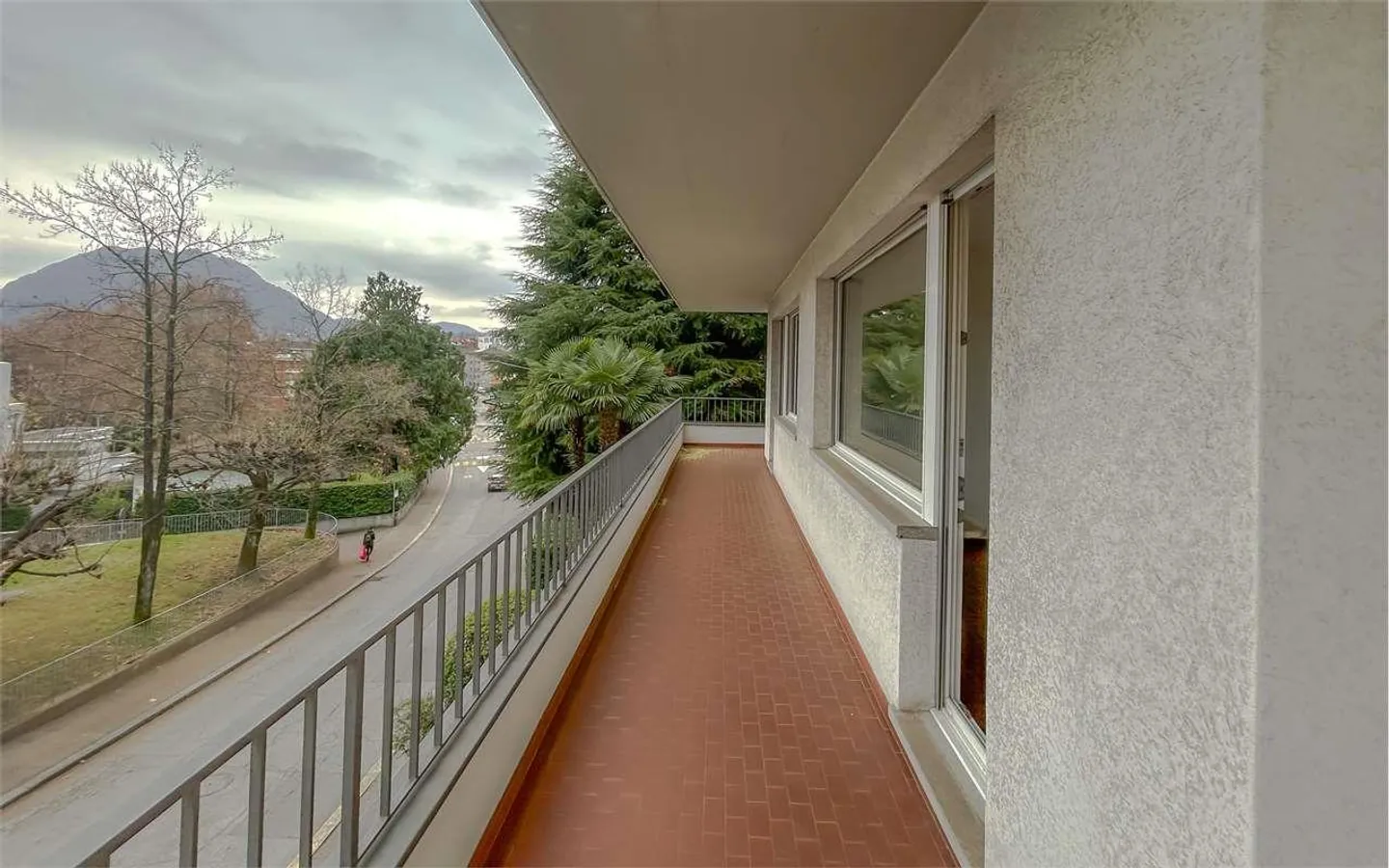 MASSAGNO: LARGE APARTMENT 7 ROOMS WITH THREE PARKING SPACES - Photo 2 of 12