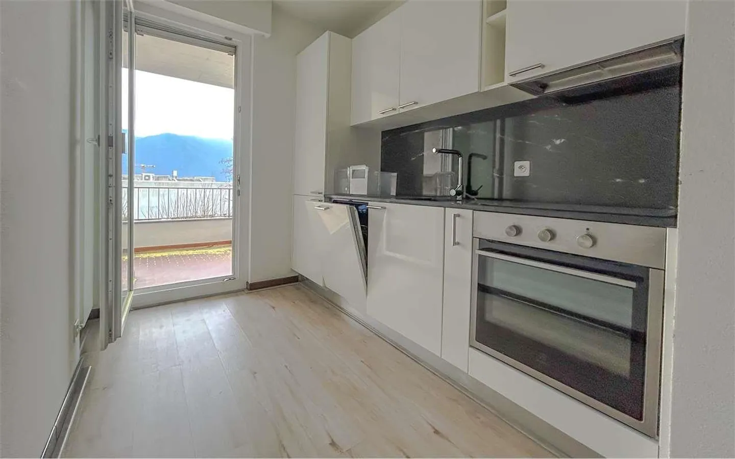 MASSAGNO: LARGE APARTMENT 7 ROOMS WITH THREE PARKING SPACES - Photo 6 of 12