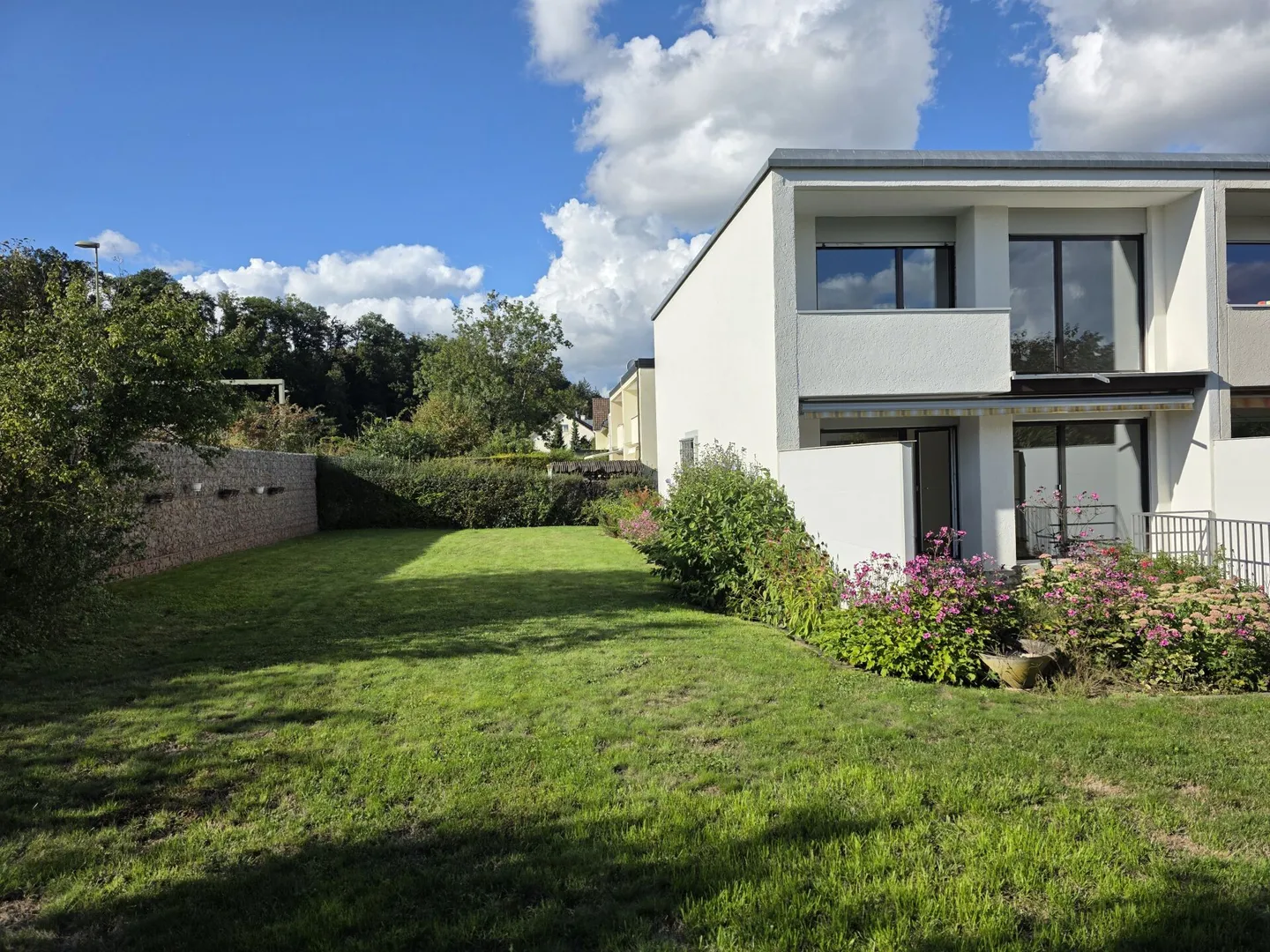 Réservé - Oasis Verte à Münchenstein ! Charmante Maison d'Angle avec Grand Jardin - Photo 2 sur 11