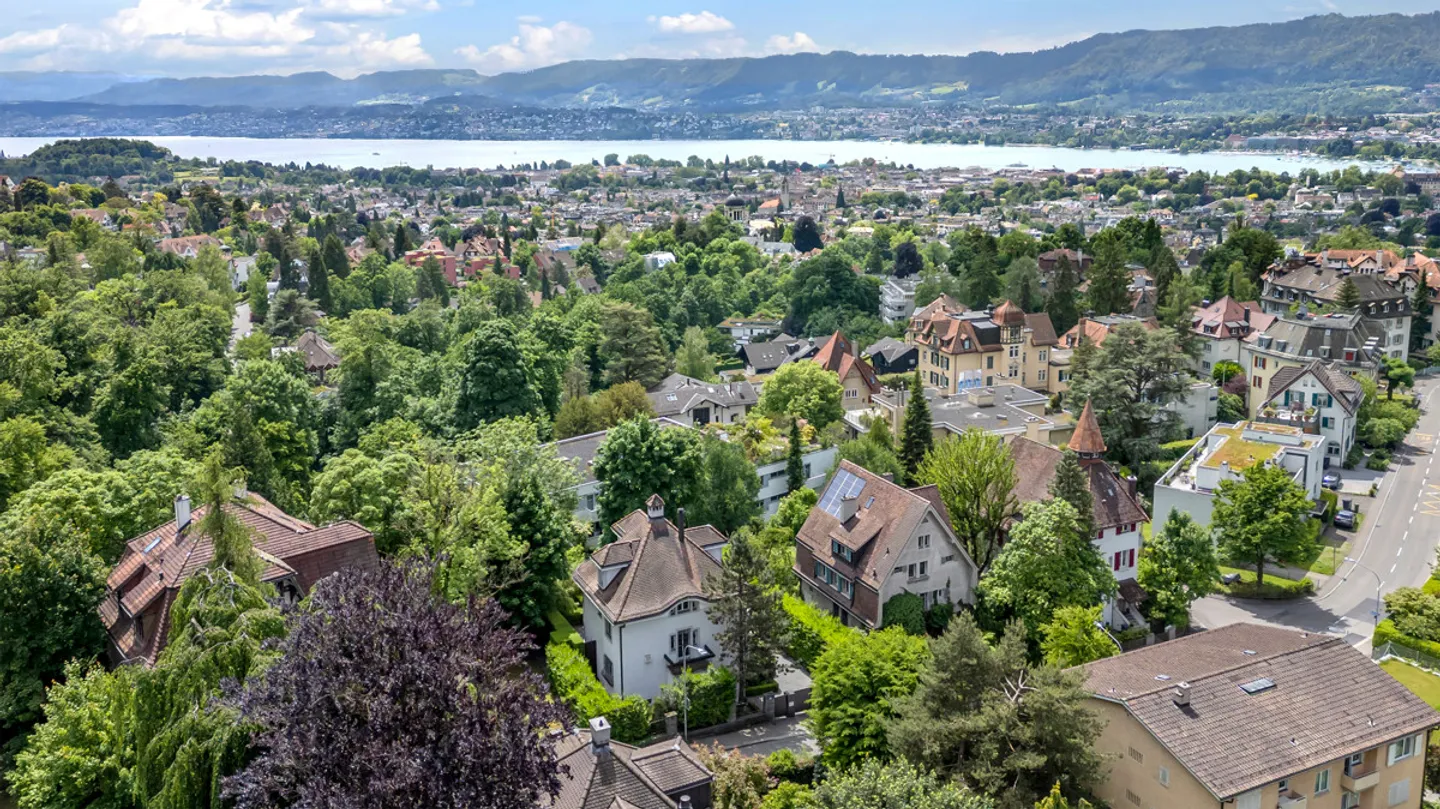 Villa in stile Liberty ristrutturata con giardino elegante sul Zürichberg - Foto 1 di 5