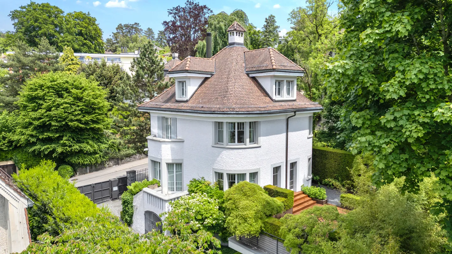 Villa in stile Liberty ristrutturata con giardino elegante sul Zürichberg - Foto 2 di 5