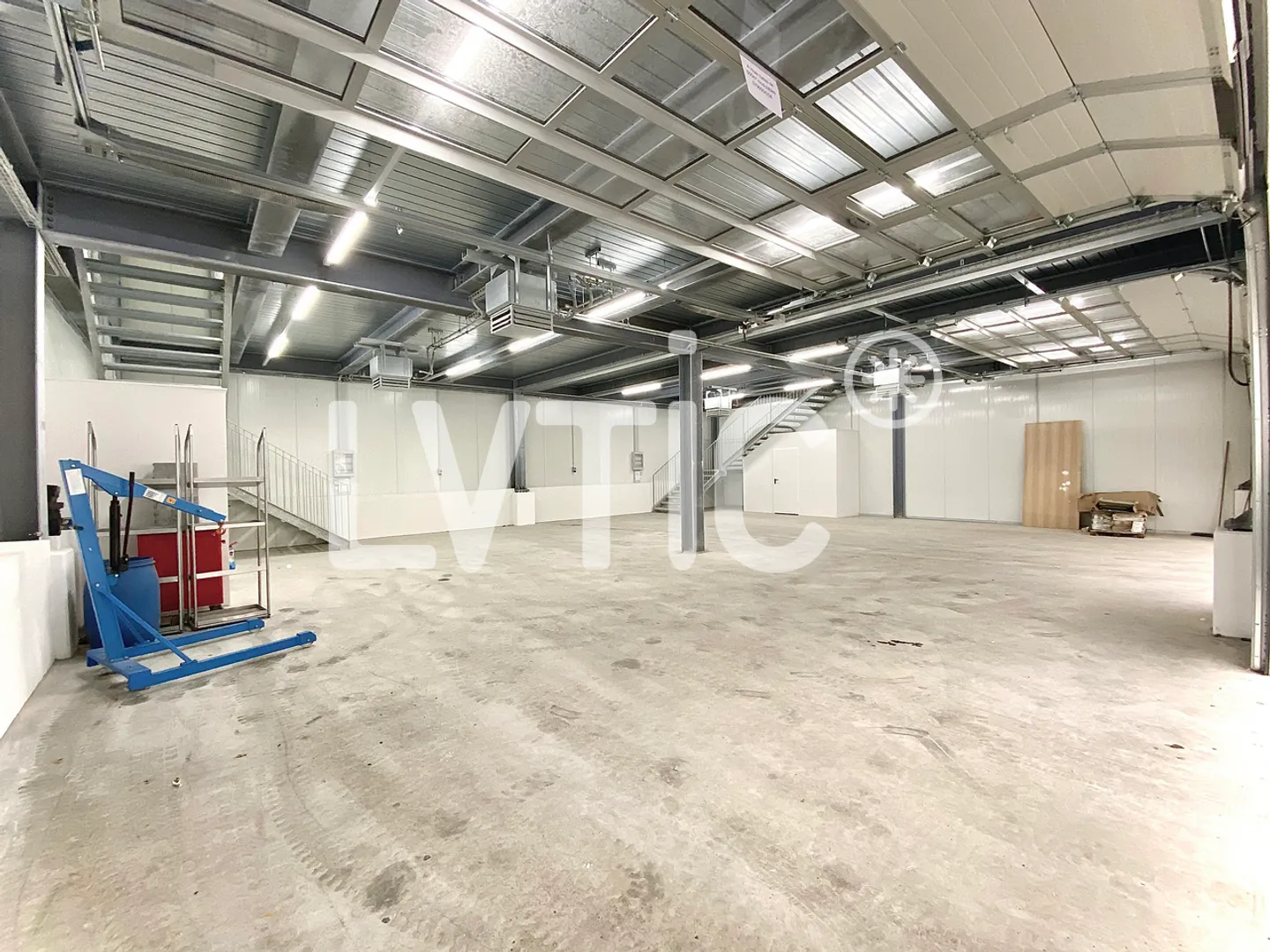 Laboratorio, deposito, locali di 427 m2 in affitto a Villeneuve - Foto 1 di 6