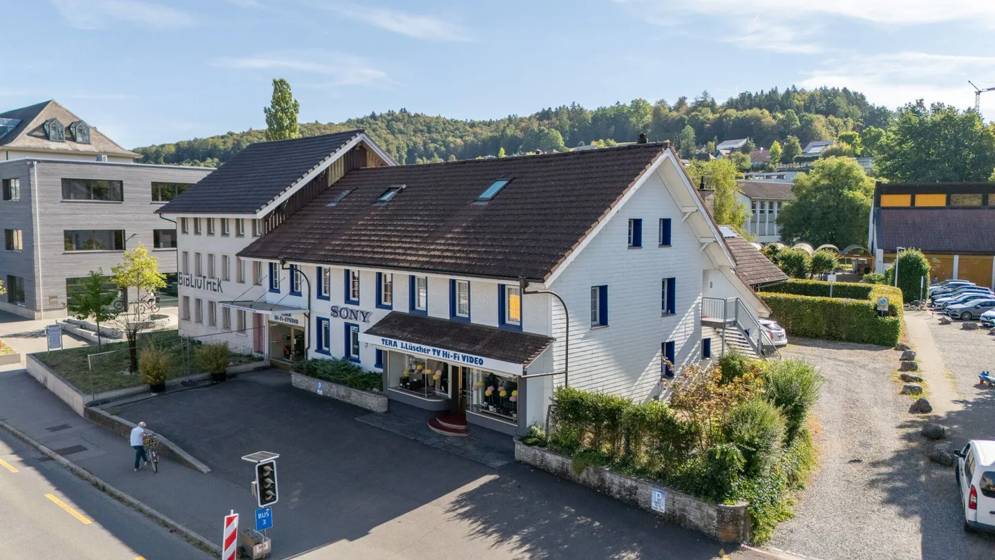 Immeuble résidentiel et commercial au centre de Schöftland - utilisations polyvalentes - Photo 2 sur 12