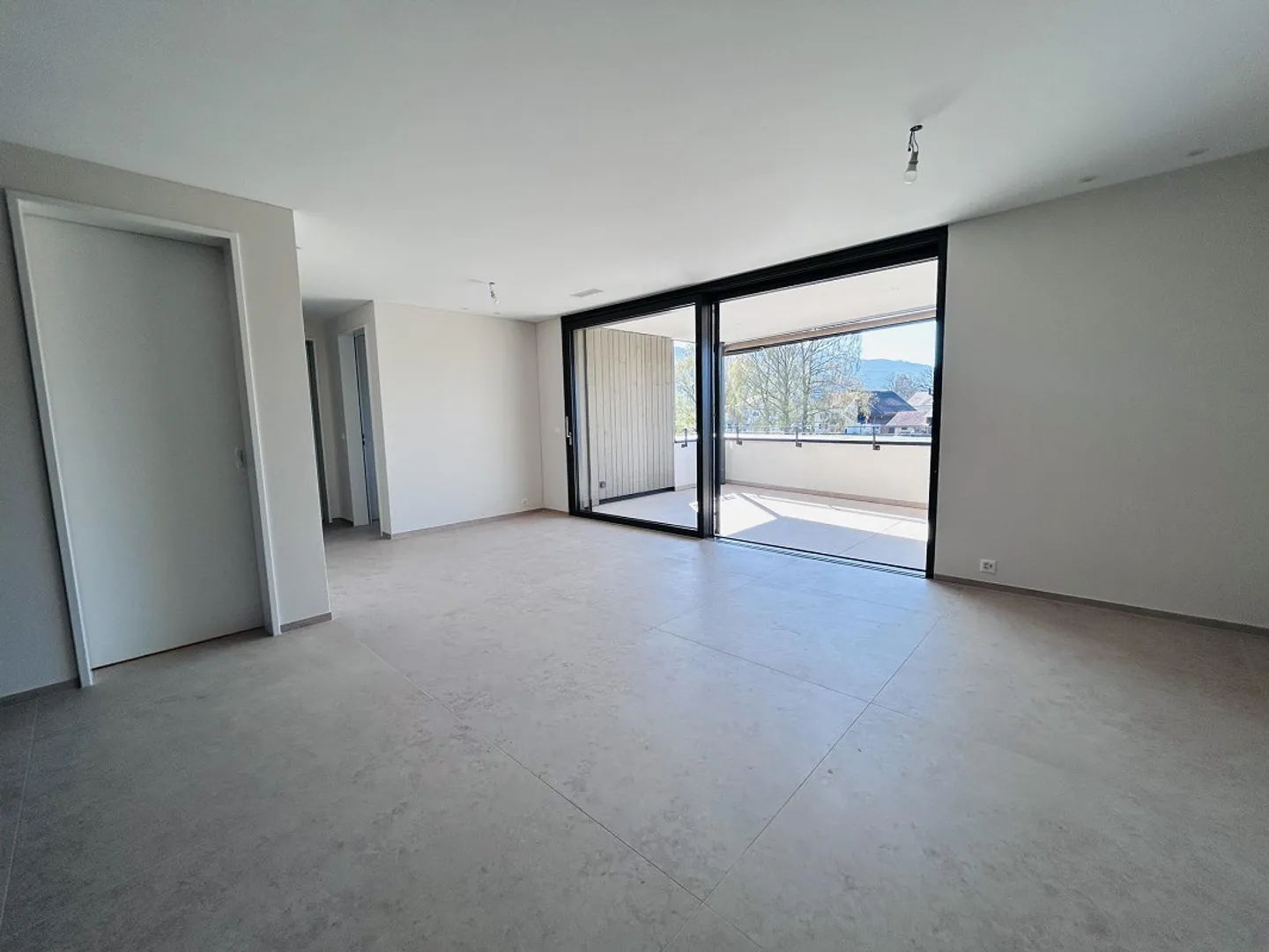 Charming Apartment with Balcony - Photo 2 of 10