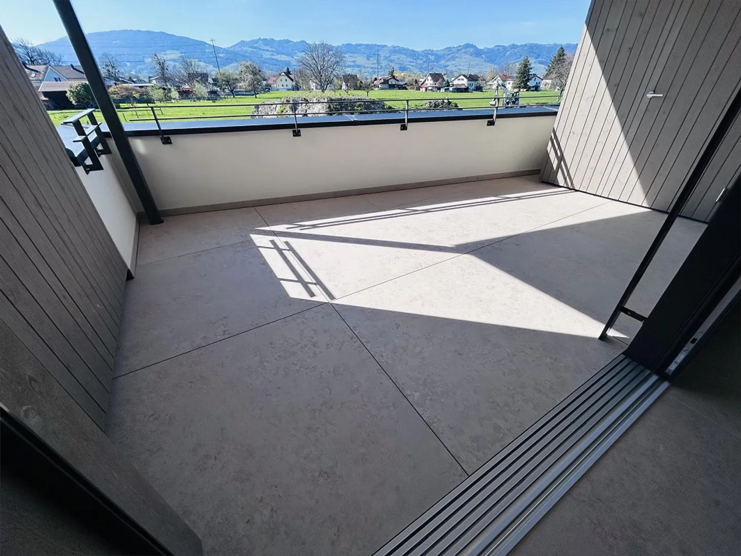 Charming Apartment with Balcony - Photo 7 of 10