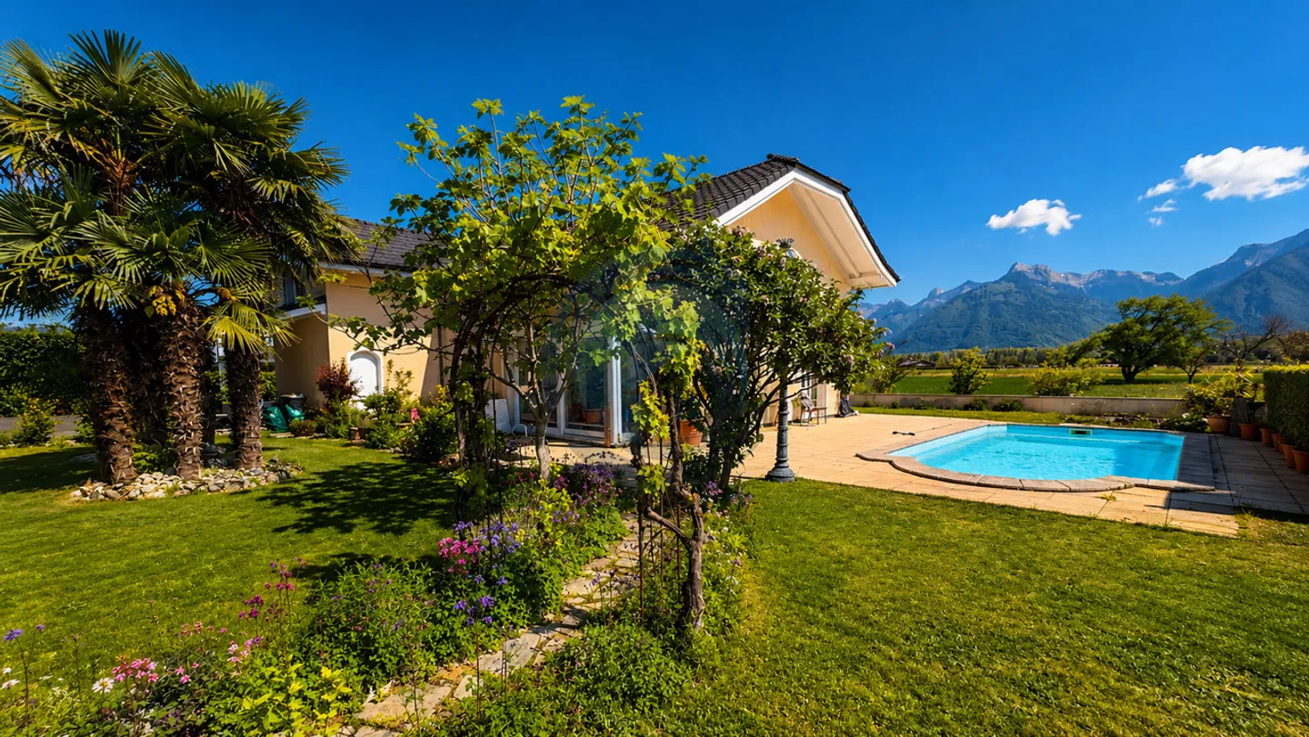 Charming Detached Villa with 6.5 Rooms and Pool - Photo 5 of 15