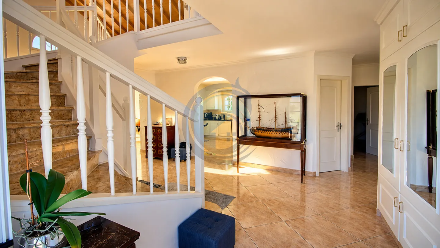 Charming Detached Villa with 6.5 Rooms and Pool - Photo 8 of 15
