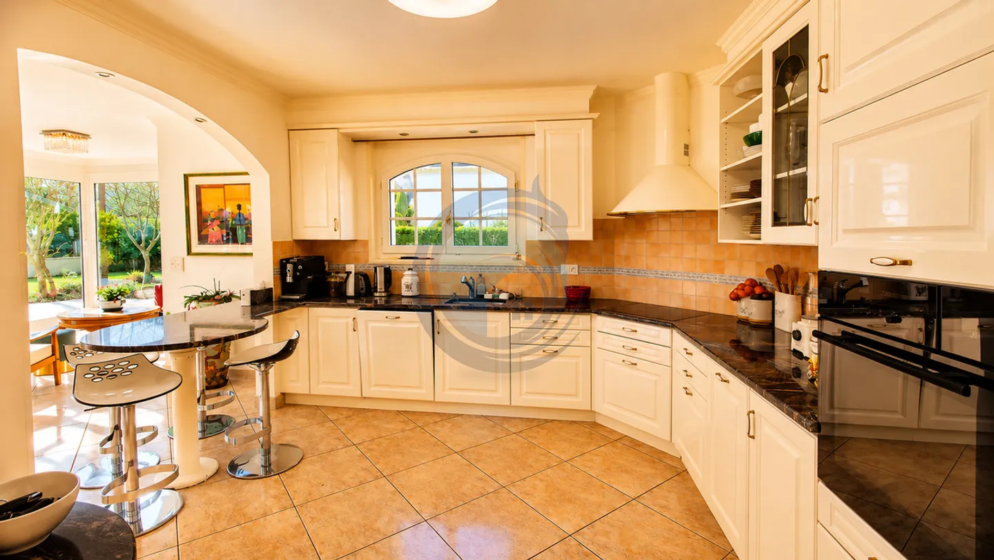 Charming Detached Villa with 6.5 Rooms and Pool - Photo 11 of 15