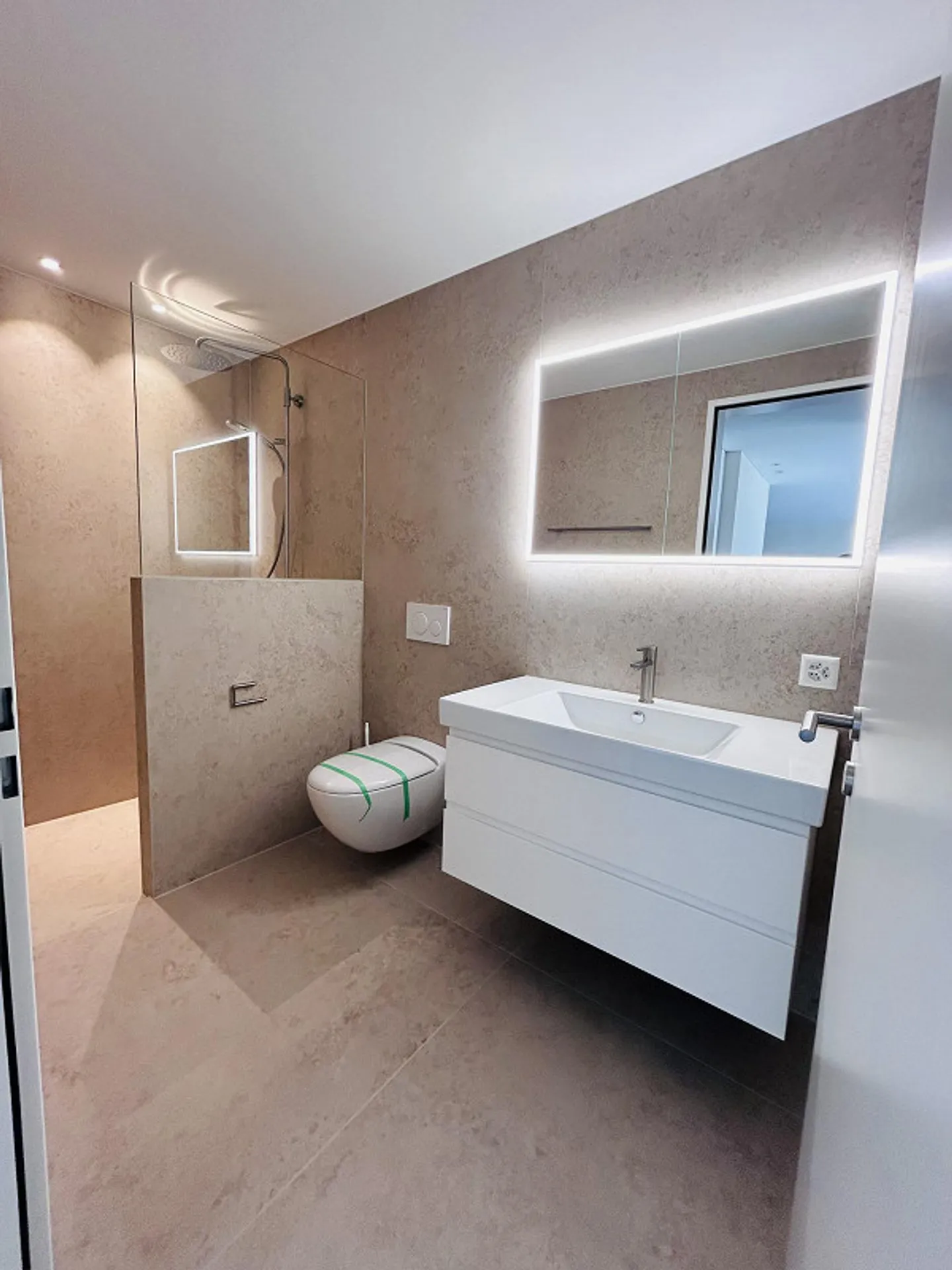 Charming Apartment with Balcony - Photo 4 of 10