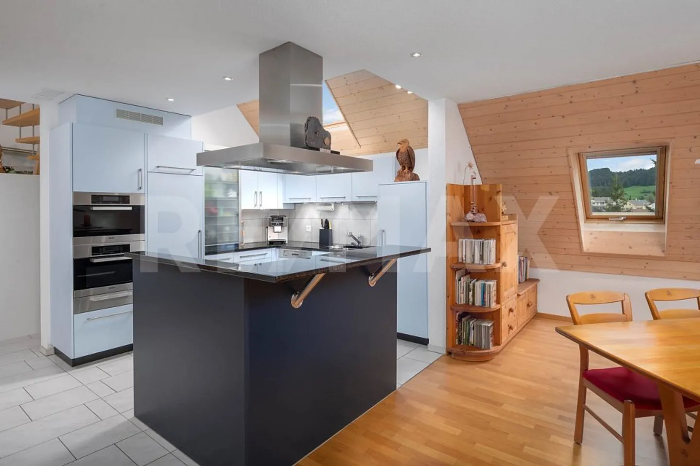 Well-kept, spacious penthouse apartment - Photo 5 of 13