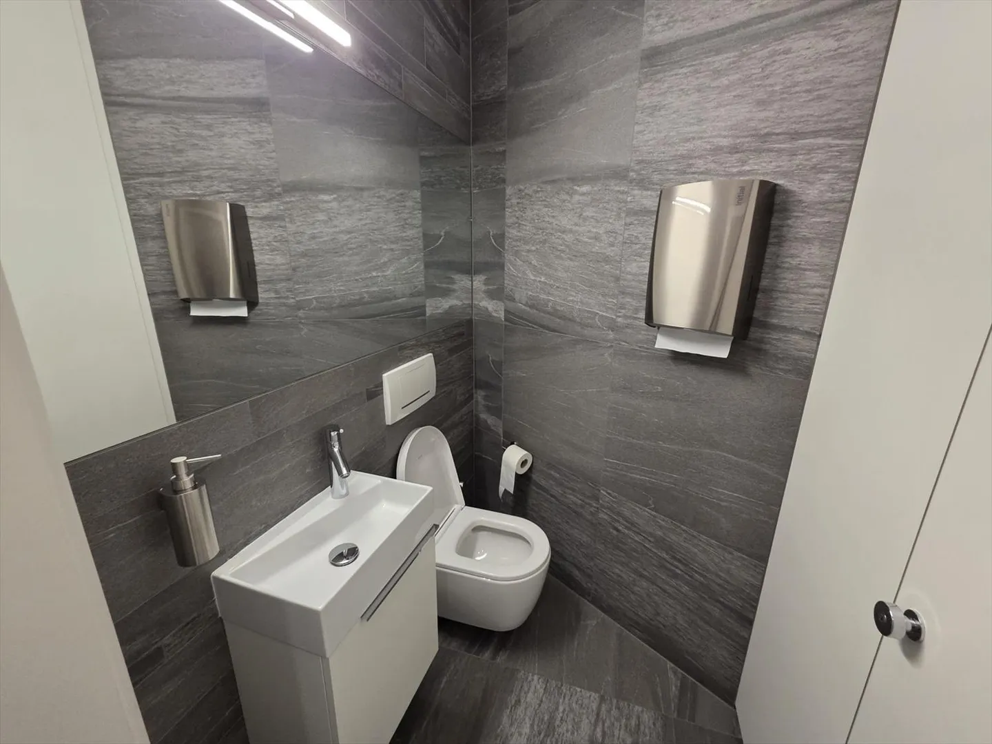 Renoviertes Arztpraxiszimmer - Foto 6 von 8