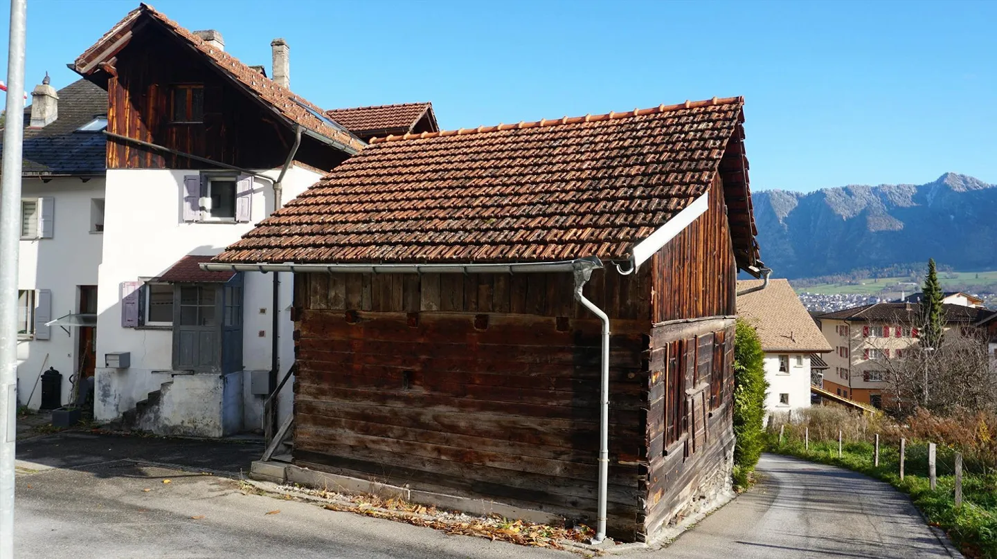 Untervaz - Maison bifamiliale avec abri / Terrain à bâtir - Photo 1 sur 4