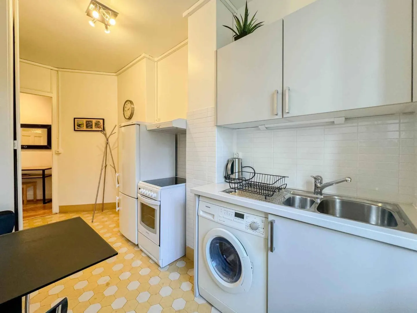 Furnished 2-room apartment - Photo 2 of 7