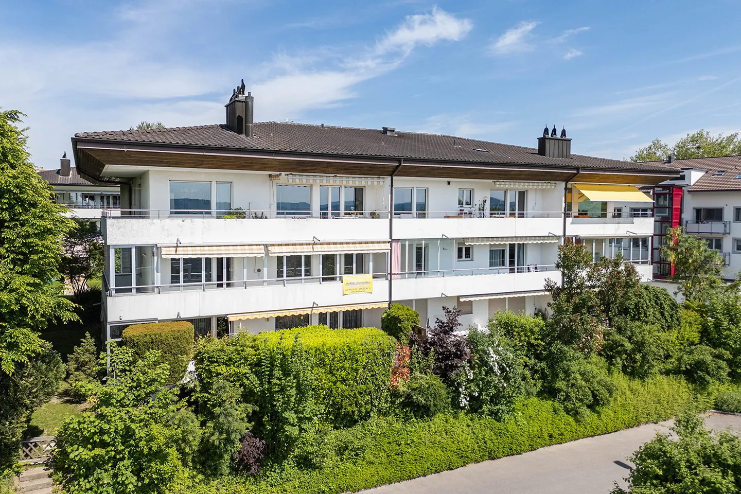 Ampio appartamento di 6 stanze in una posizione residenziale attraente con vista - Foto 2 di 14