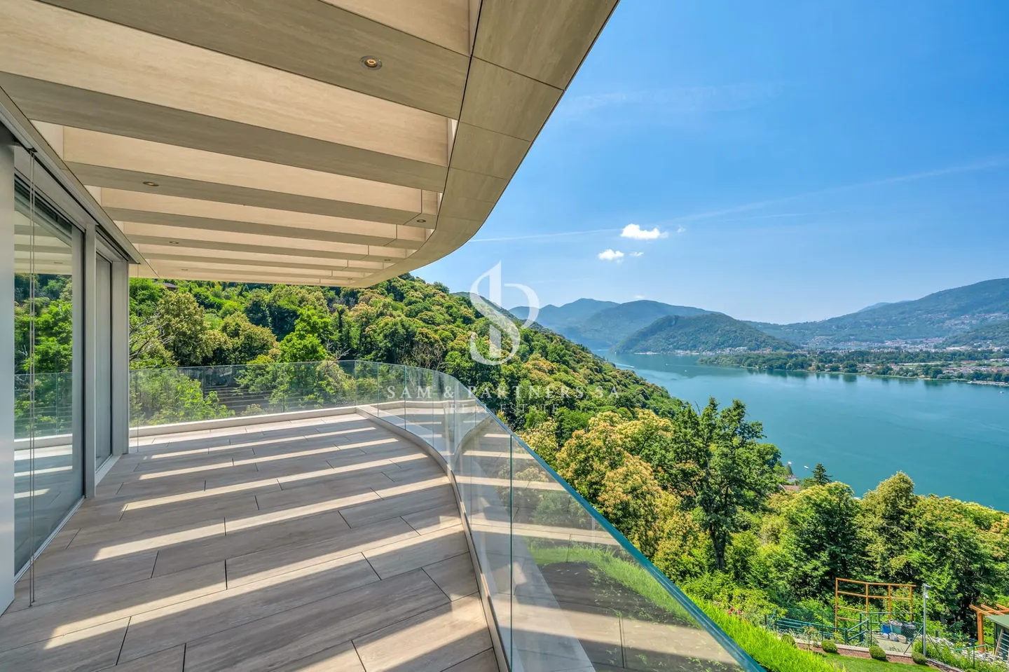 Villa Contemporanea con Vista Lago - Foto 2 di 24