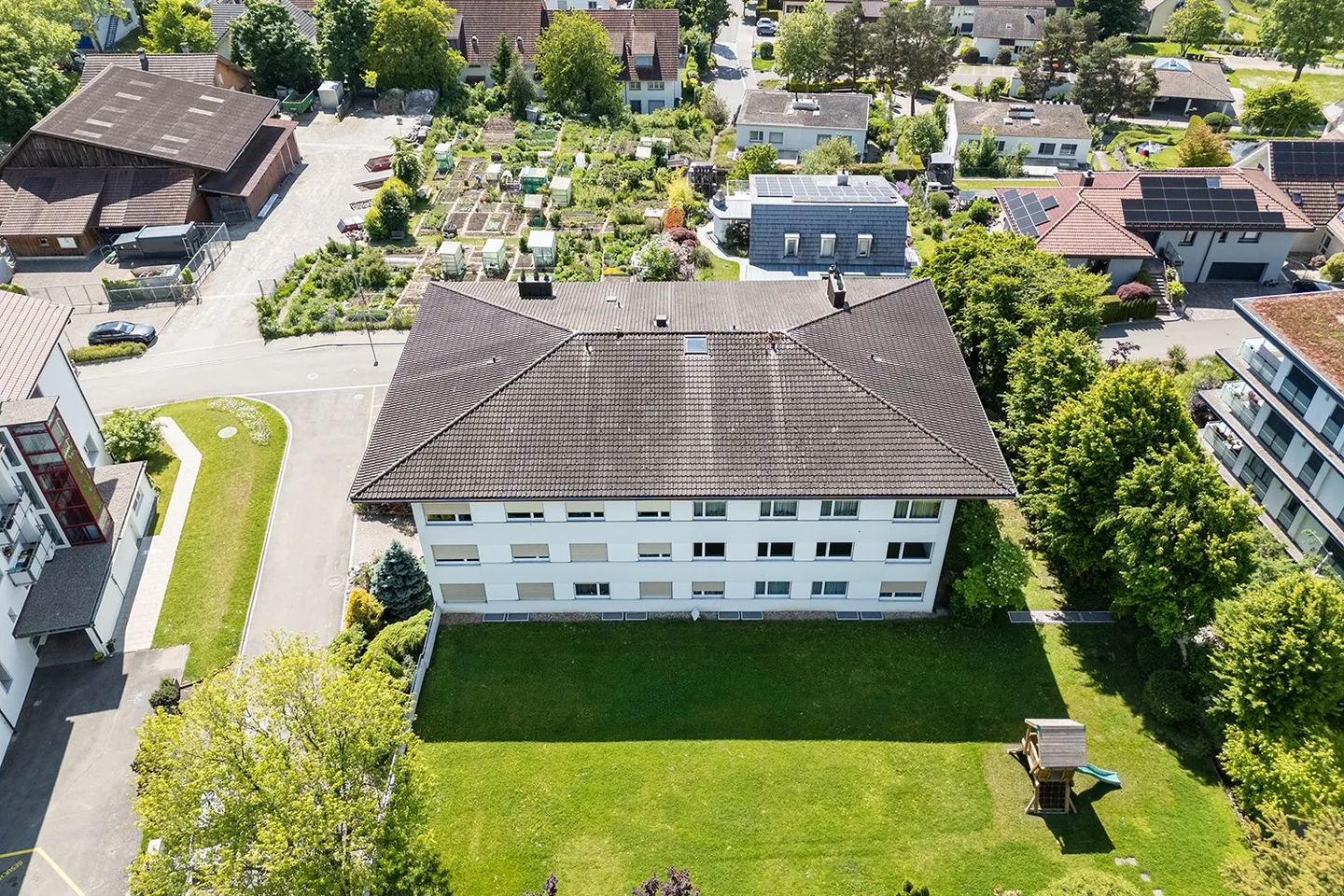 Ampio appartamento di 6 stanze in una posizione residenziale attraente con vista - Foto 3 di 14