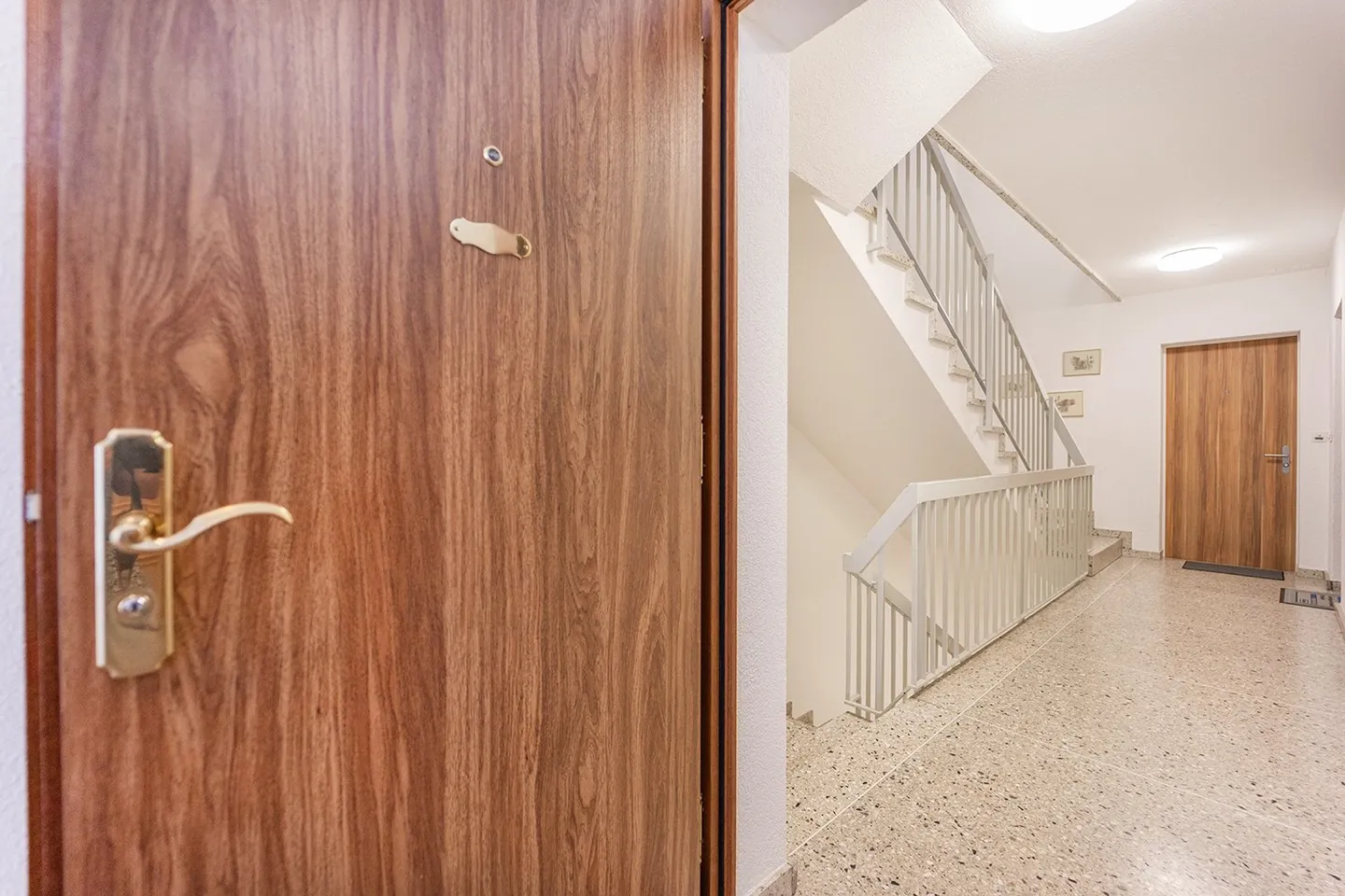 Ampio appartamento di 6 stanze in una posizione residenziale attraente con vista - Foto 4 di 14