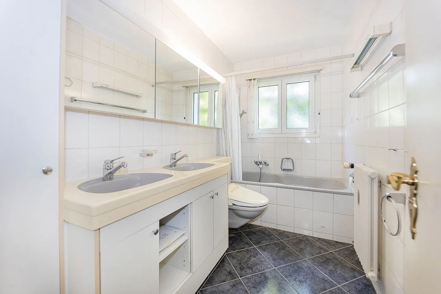 Ampio appartamento di 6 stanze in una posizione residenziale attraente con vista - Foto 12 di 14