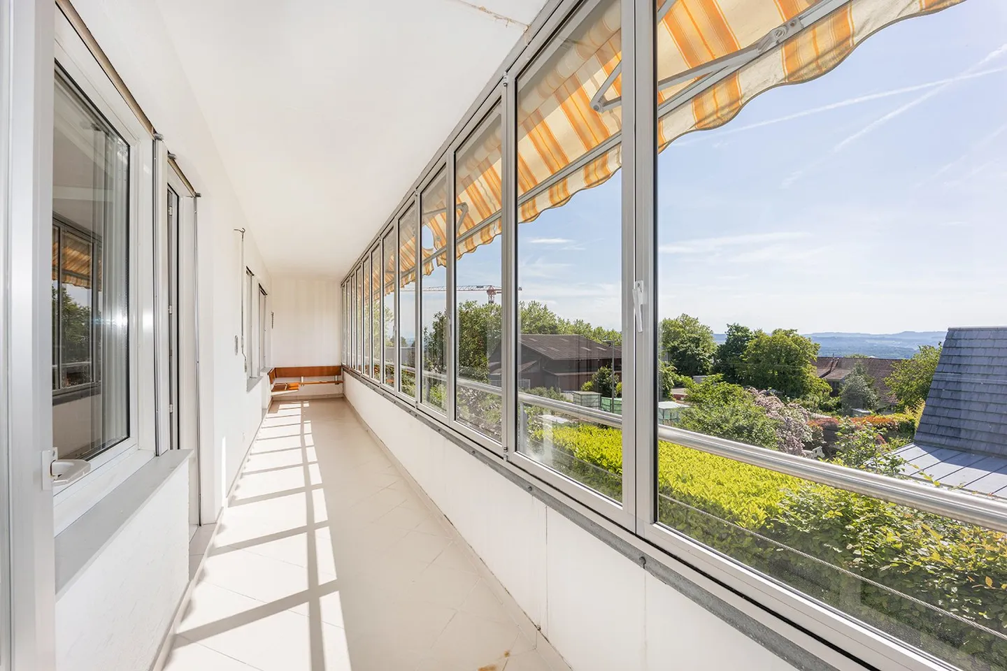 Ampio appartamento di 6 stanze in una posizione residenziale attraente con vista - Foto 7 di 14