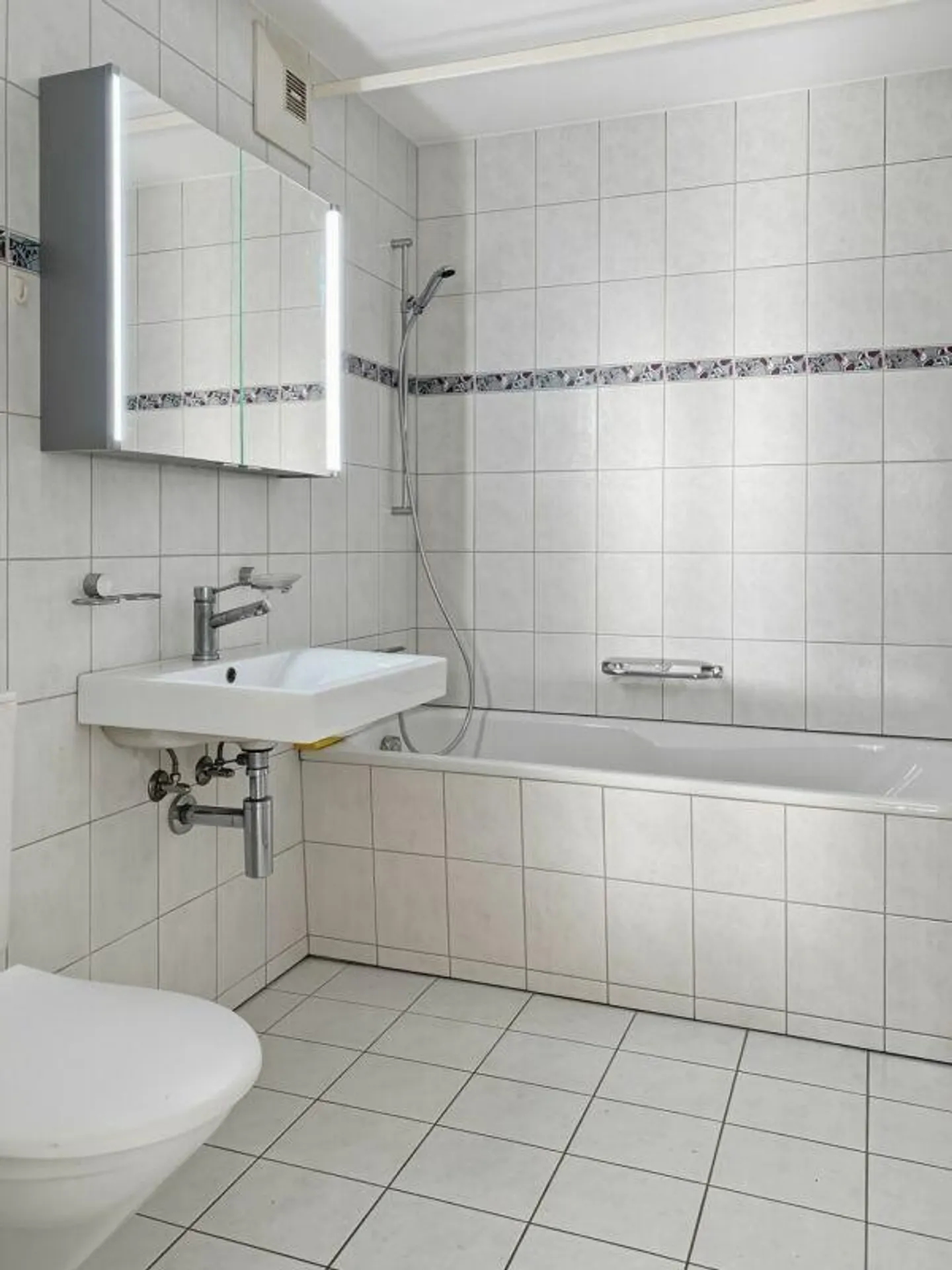 Luminoso appartamento al piano terra di 4,5 stanze in affitto a Hofstatt - Foto 7 di 9