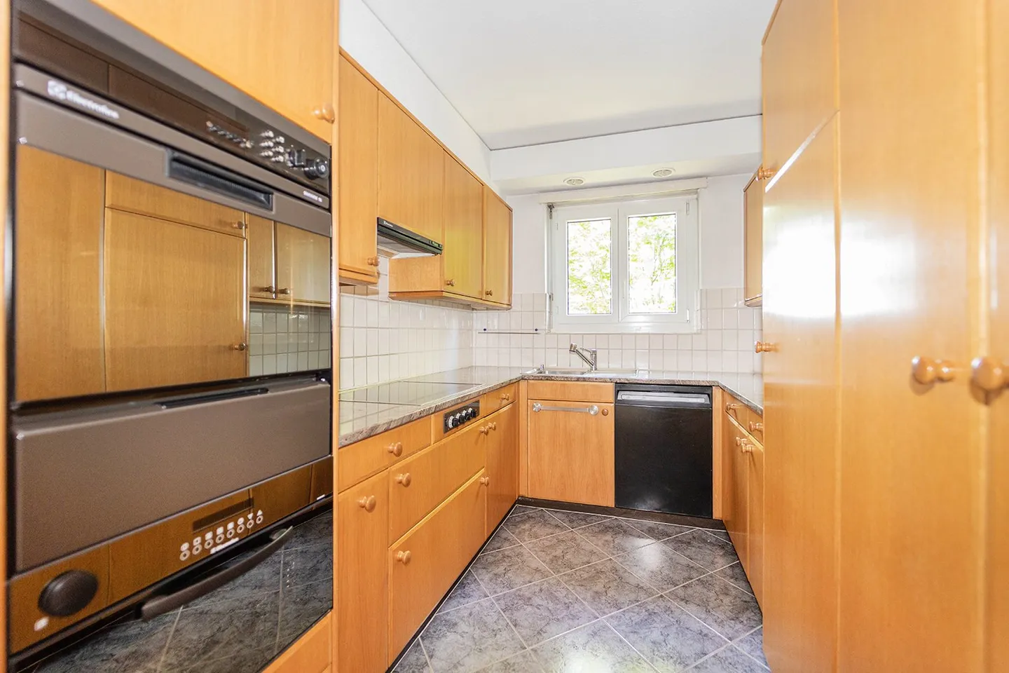 Ampio appartamento di 6 stanze in una posizione residenziale attraente con vista - Foto 9 di 14