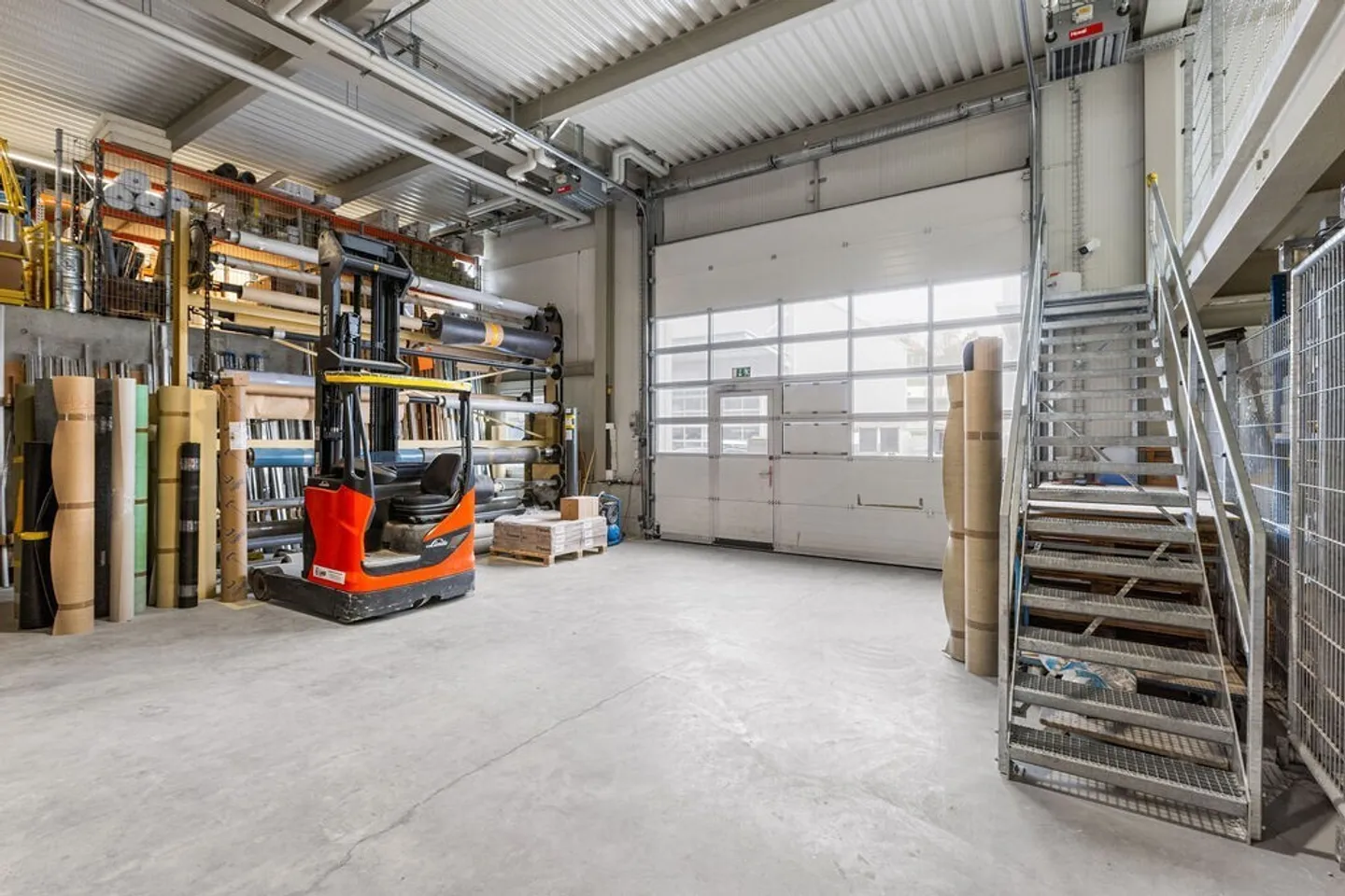 Flexible commercial spaces with storage, office, and showroom areas in Ittigen near Bern - Photo 3 of 9