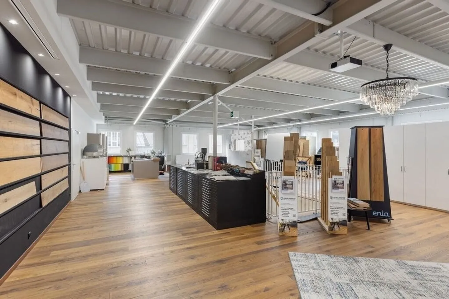 Flexible commercial spaces with storage, office, and showroom areas in Ittigen near Bern - Photo 5 of 9