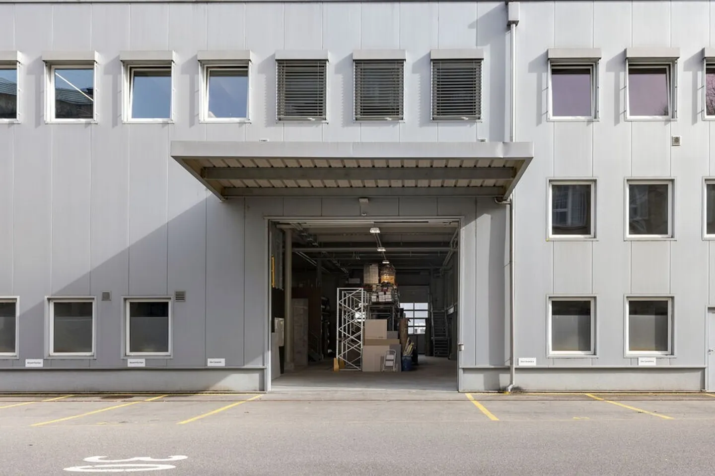 Flexible commercial spaces with storage, office, and showroom areas in Ittigen near Bern - Photo 6 of 9