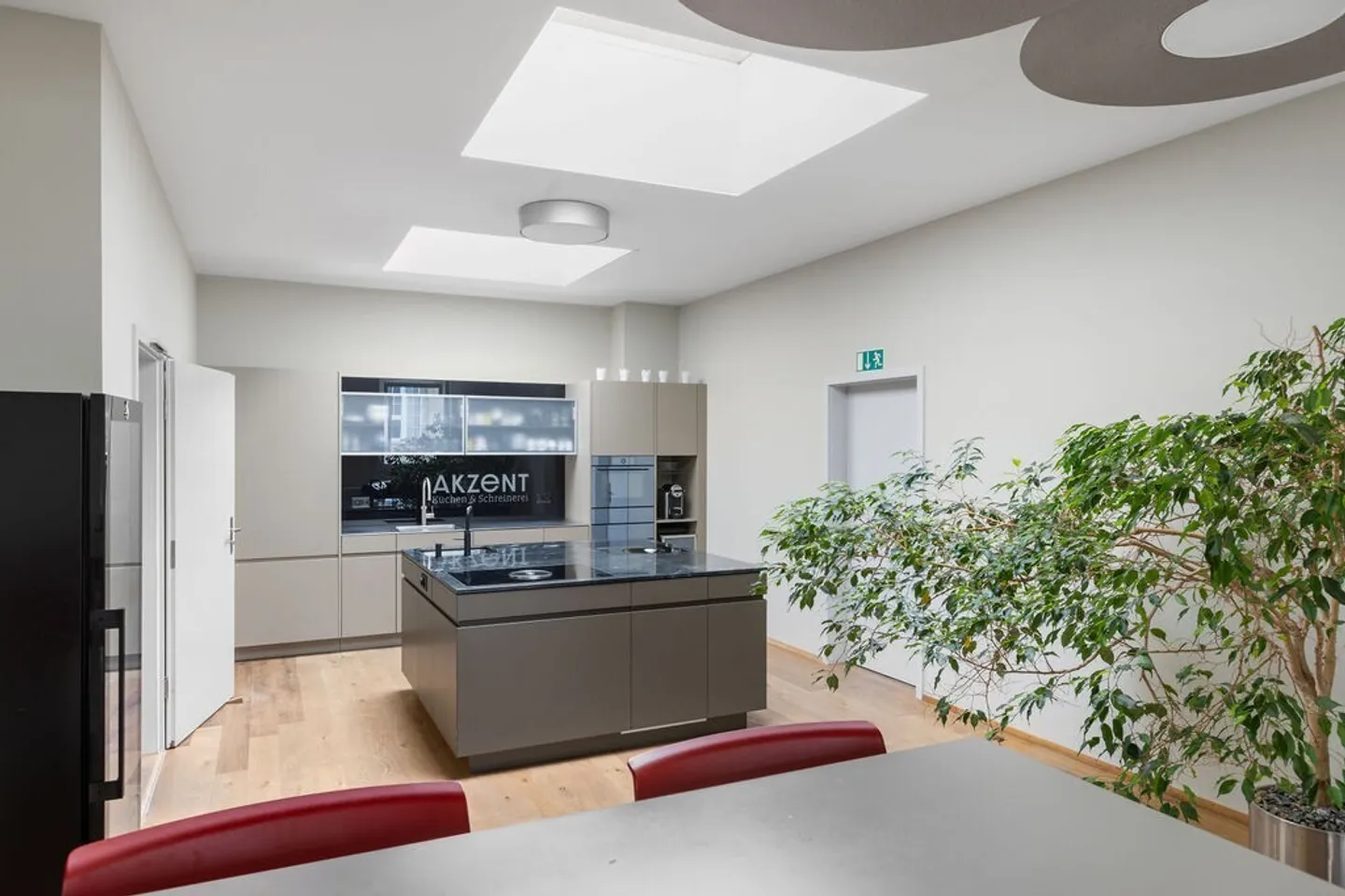 Flexible commercial spaces with storage, office, and showroom areas in Ittigen near Bern - Photo 7 of 9