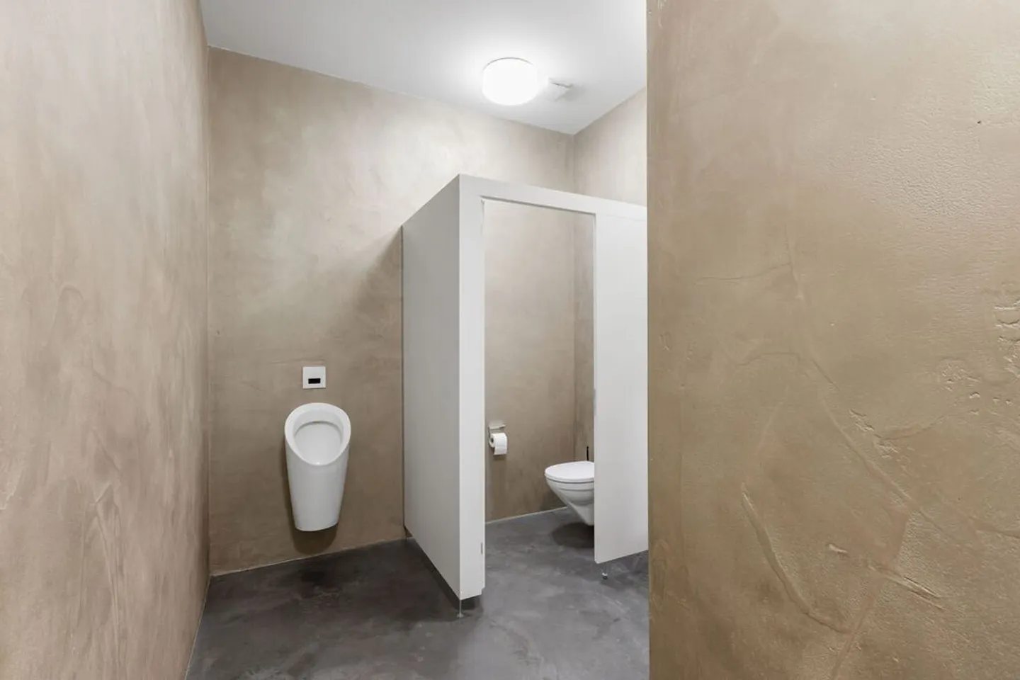 Flexible commercial spaces with storage, office, and showroom areas in Ittigen near Bern - Photo 8 of 9